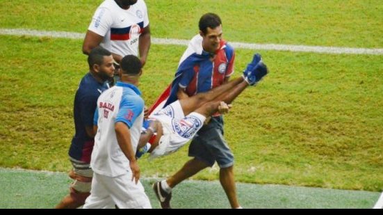Imagem Torcedor passa mal e sai carregado da Arena