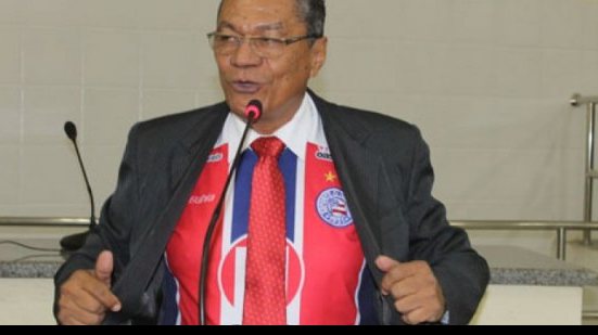 Imagem Vereador de Brumado sobe à tribuna trajando a camisa do Bahia