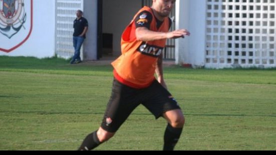 Imagem Zagueiro do Vitória treina com bola e elenco faz coletivo; veja relacionados