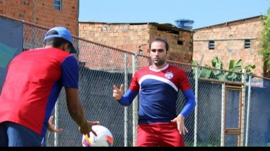 Imagem Em recuperação de lesão, Léo Gamalho faz treino físico de transição