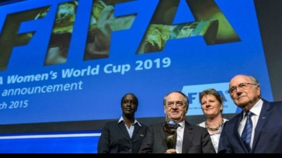 Imagem Presidente da FIFA, Blatter quer mais “poder” para mulheres no futebol