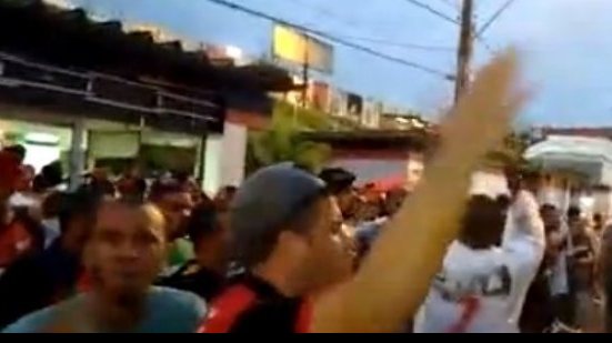 Imagem   Vídeo: revoltados, rubro negros protestam contra diretoria e conselheiros