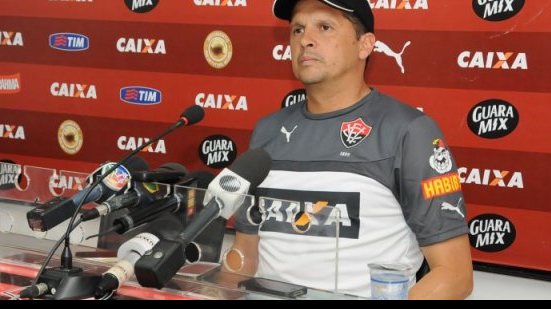 Imagem Claudinei garante que reforços estão perto do Vitória: temos que ter mais opções