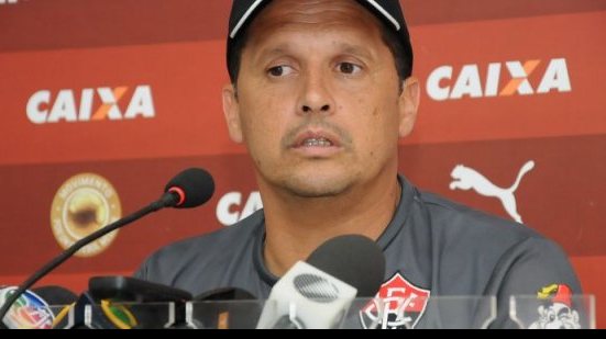 Imagem Copa do Brasil: técnico do Vitória surpreende e relaciona lateral fora de forma