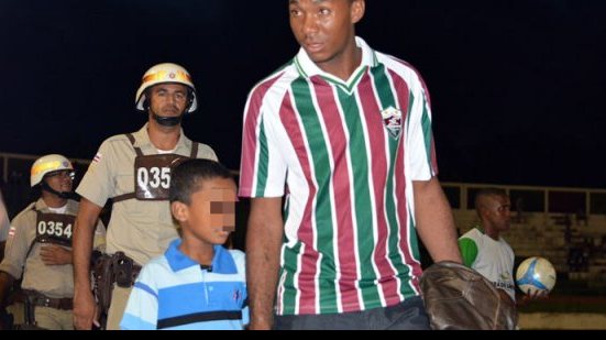 Imagem Lata é arremessada no gramado do Joia e pai aponta filho de 13 anos como autor
