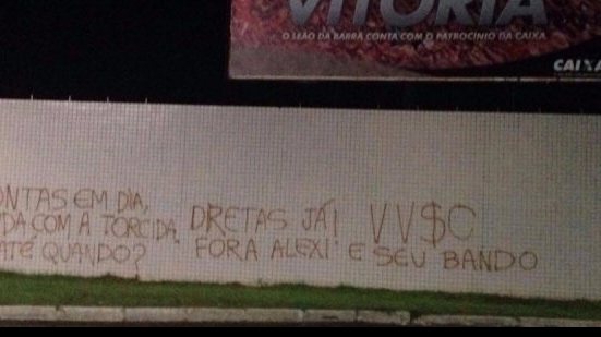 Imagem Torcida do Vitória picha muro em sinal de protesto contra a diretoria do clube