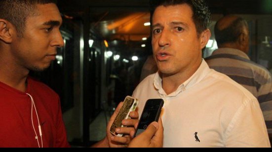 Imagem Ramon Menezes pede paciência com Viana e revela desejo de treinar o Vitória