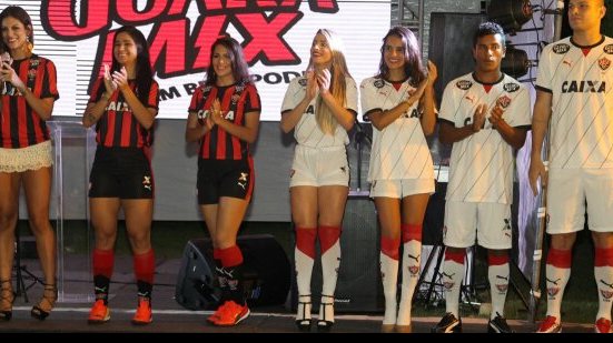 Imagem Novas camisas: Vitória adere a listras verticais no novo uniforme