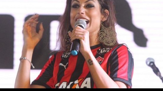 Imagem Panicat rubro-negra elogia nova camisa: “não vou tirar mais”