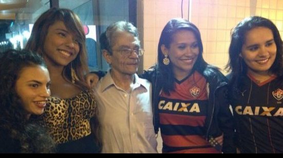 Imagem Com time em crise, presidente do Vitória posa ao lado da mulherada
