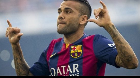 Imagem Antes de duelo com o Bayern, Dani Alves reverencia o Bahia com Bora Baêa