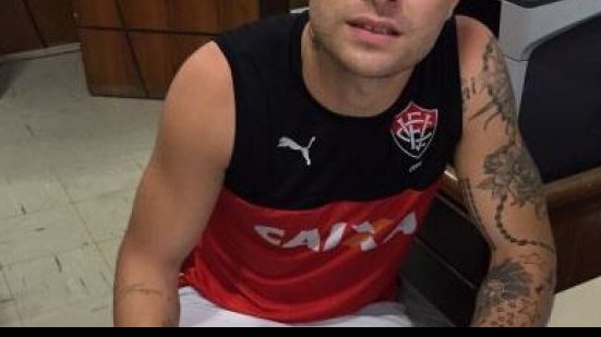 Imagem Zagueiro assina com o Vitória e fica no Barradão até o final do ano