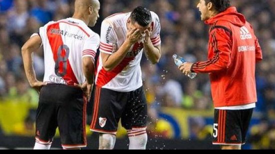 Imagem Presidente do Boca lamenta fato ocorrido e River confirma queimadura em atletas