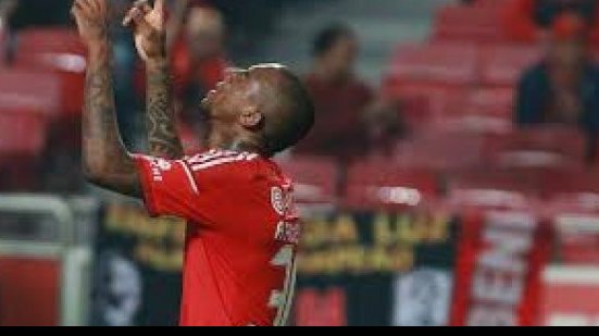 Imagem Campeão português pelo Benfica, Talisca comemora primeiro título no clube