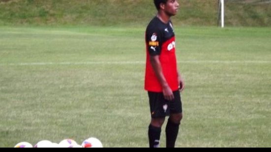 Imagem Claudinei testa Vitória com Marcelo e Jorge Wagner em treino na Toca do Leão