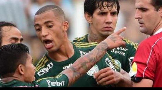Imagem Atacante do Palmeiras pega gancho de 180 dias após empurrar árbitro