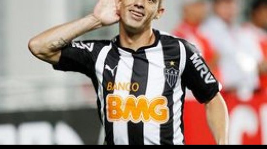 Imagem Santos anuncia contratação de ex-atacante do Vitória