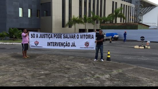 Imagem Indignados, rubro negros pedem intervenção: só a Justiça pode salvar o Vitória