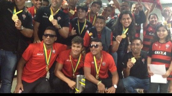 Imagem Campeão, time sub-17 do Vitória é recebido com festa no aeroporto de Salvador