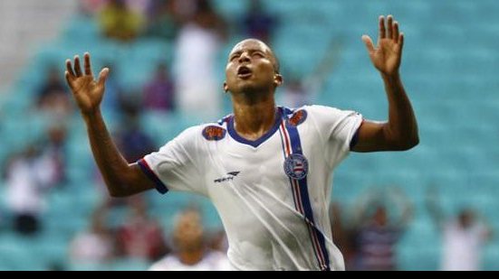 Imagem Atacante do Bahia comemora gol após vaias da torcida