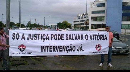 Imagem Rubro negros voltam a pedir intervenção no Vitória com faixa em frente ao TJ-BA
