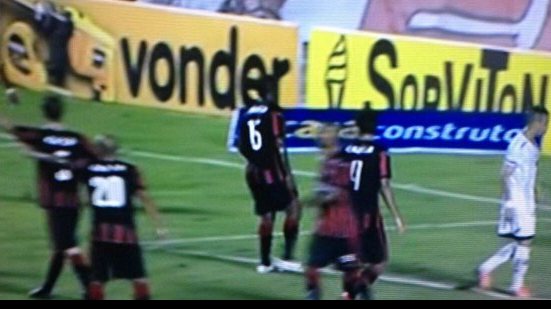 Imagem Na estreia do novo uniforme, Vitória goleia o Bragantino e ameniza crise