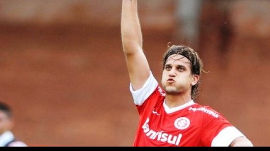 Imagem Atacante com passagem pelo Vitória pode trocar Internacional por Fluminense