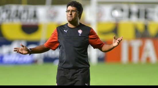 Imagem Treinador interino do Vitória destaca velocidade da equipe e já foca no Botafogo