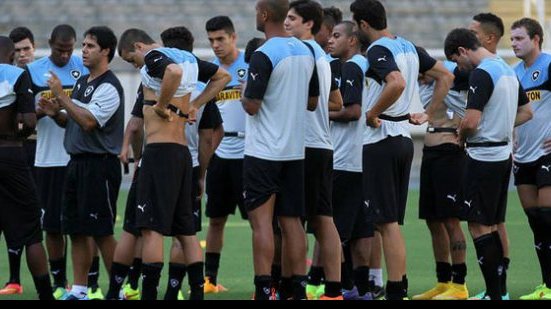 Imagem Botafogo testa nova formação para encarar o Vitória