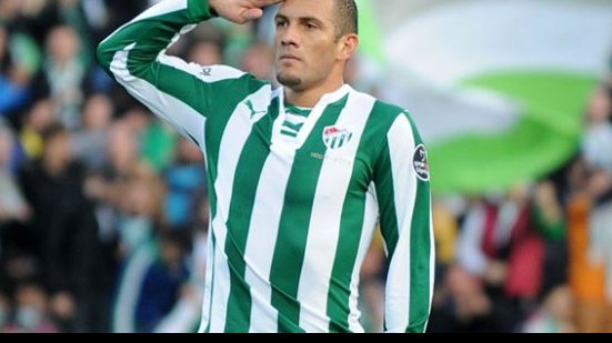 Imagem Adorado pela torcida do Bahia, Fernandão está perto de grande clube europeu