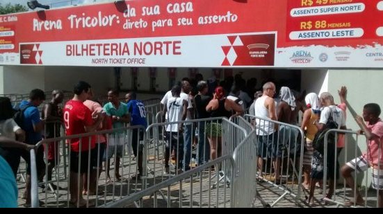 Imagem Com parte dos guichês fechados, torcedor do Bahia enfrenta fila na Fonte Nova