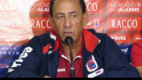Imagem Técnico do Paraná pede atenção defensiva do time diante do Bahia