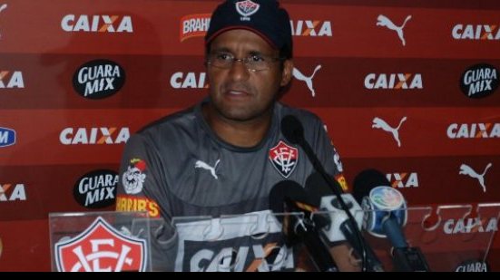 Imagem Técnico do Vitória revela dúvida para definir time titular: Ednei ou Mattis