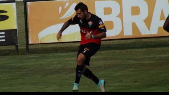 Imagem Escudero comemora posicionamento em campo com Wesley