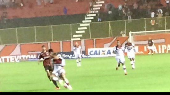 Imagem Debaixo de chuva, Vitória derrota o Atlético-GO e entra no G-4 da Série B