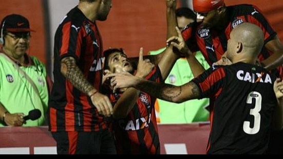 Imagem Laterais comemoram evolução no Vitória após triunfo sobre o Atlético-GO