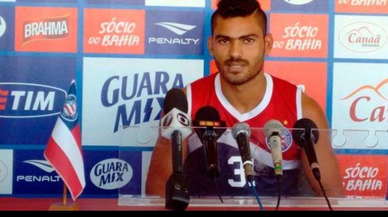 Imagem Após cumprir suspensão, lateral retorna ao time do Bahia diante do Ceará
