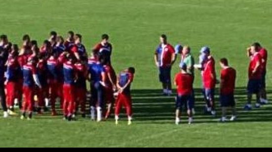 Imagem Técnico conversa com elenco do Bahia e tira Léo Gamalho e Zé Roberto do time