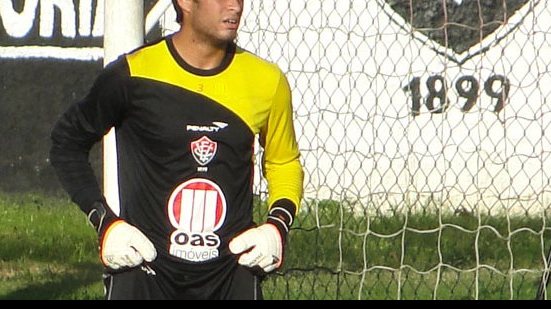 Imagem Goleiro do Vitória tem fratura na tíbia e vai passar por cirurgia