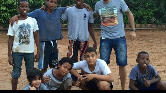 Imagem Escudero visita instituição de caridade e joga bola com crianças
