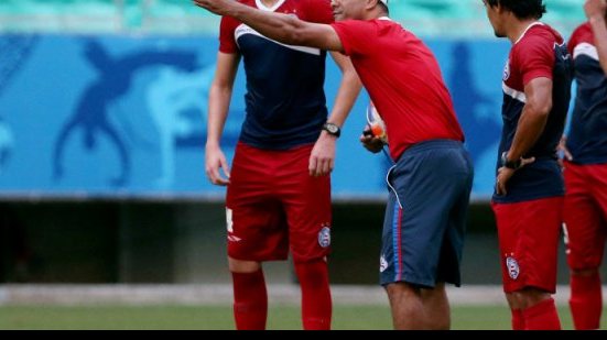 Imagem Em treino na Fonte Nova, Bahia ensaia bolas paradas de olho no Ceará