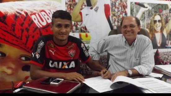 Imagem Com corte no tornozelo, Ramon deve desfalcar o Vitória contra o ABC