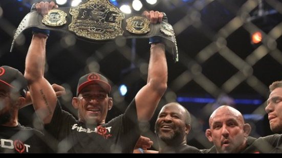 Imagem Com guilhotina, Werdum finaliza Velásques e unifica cinturões dos pesados do UFC