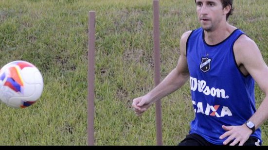 Imagem Ex-volante do Bahia deve iniciar partida pelo ABC diante do Vitória