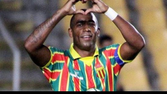 Imagem  Robert comemora acerto com o Vitória: 