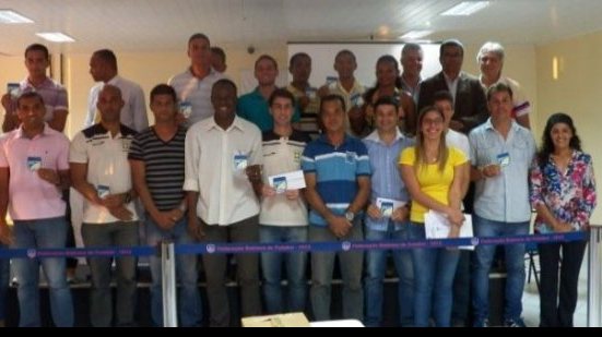 Imagem FBF entrega materiais aos árbitros do quadro nacional