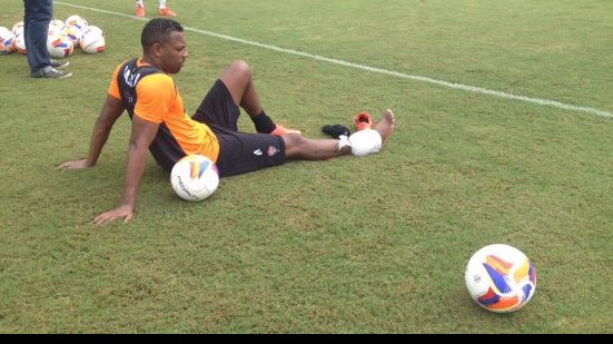 Imagem Robert faz gol em coletivo, leva pancada e deixa o campo antes de treino acabar