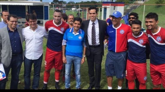 Imagem Torcedor tricolor, ACM Neto entrega títulos de Transcons ao Bahia
