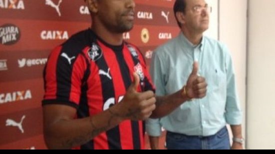 Imagem Natural de Candeias, Robert festeja chance de jogar perto da família