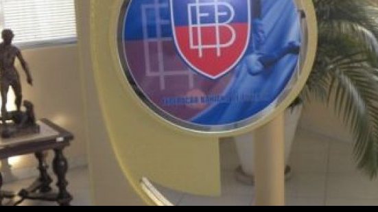 Imagem FBF homenageia Sapatão no troféu de campeão da Série B do Baianão